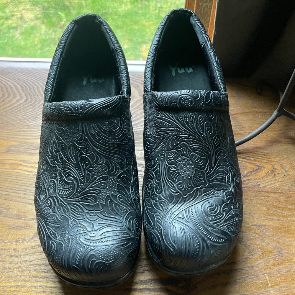 Woman’s clogs 9.5W